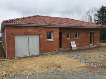 🧱 En cours de construction 🚧

Très jolie maison de 116 m² habitables qui avance bien sur la commune de Boisseuil 🏡

Photos réalisées en début de semaine...